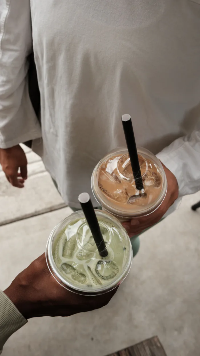 Dos personas brindando con bebidas frías
