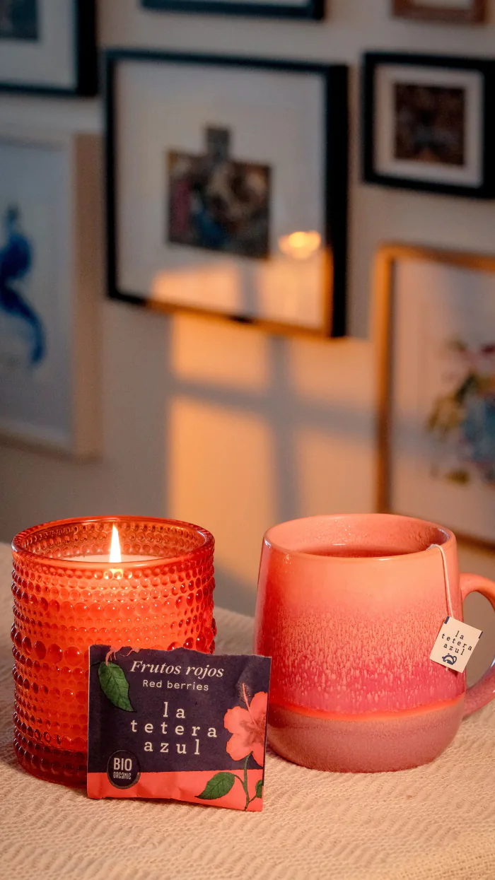 Velas y selección de infusiones en un ambiente acogedor