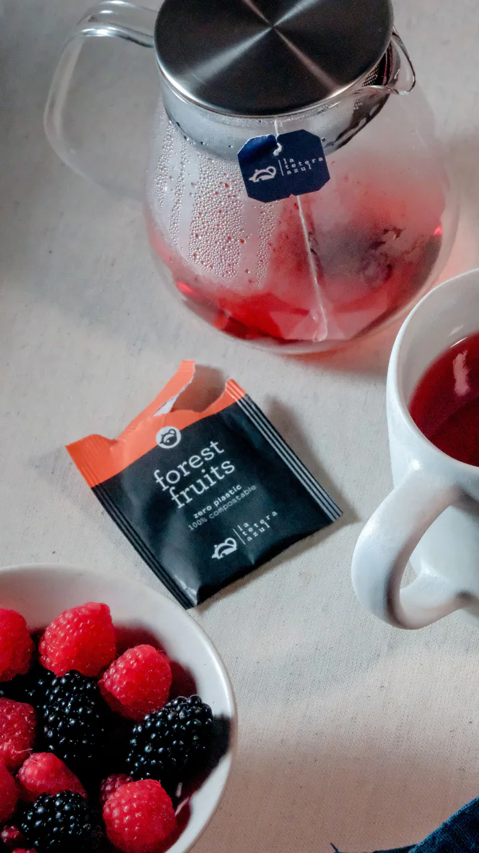 Infusión de frutos rojos sirviéndose en una taza