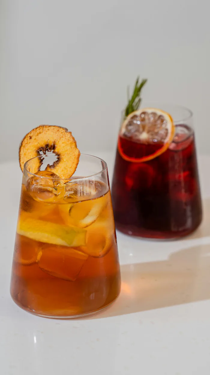 Dos tés fríos con fruta