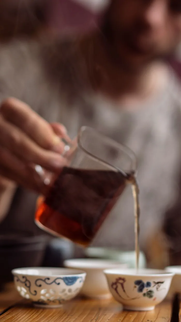 Té caliente sirviéndose en pequeñas tazas