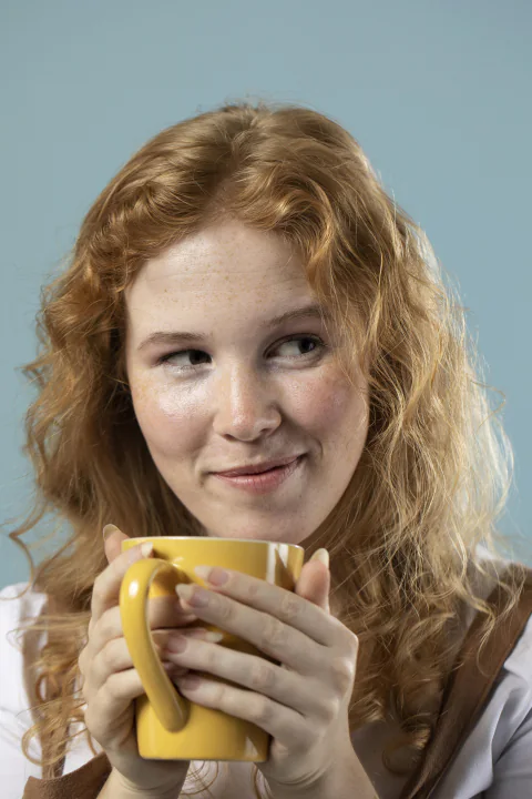 Mujer disfrutando de una taza